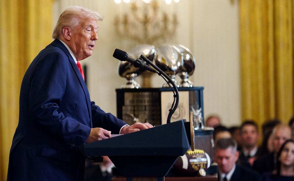 El líder republicano asumió la presidencia por primera vez de 2017 a 2021 y justo esta semana las tiendas que venden sus productos oficiales empezaron a comercializar algunos haciendo alusión a un eventual tercer mandato. Foto: EFE