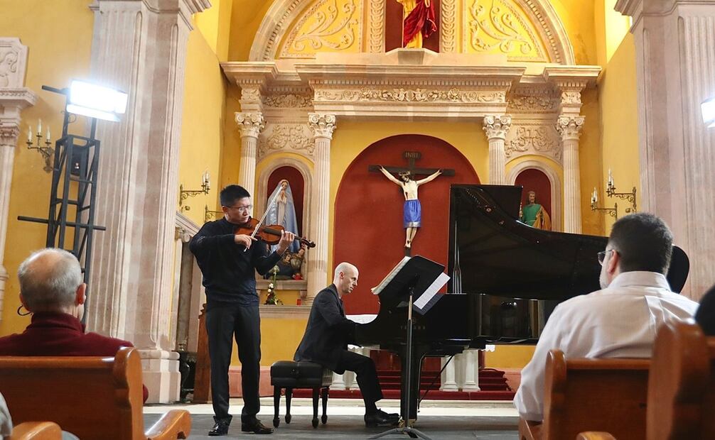 Guanajuato, Gto. 26 octubre 2023  Concierto del violinista Dan Zhu y Julien Quentin, piano interpretando Brahms: La voz íntima en el templo de Santiago.Fotos: Berenice Fregoso/EL UNIVERSAL.