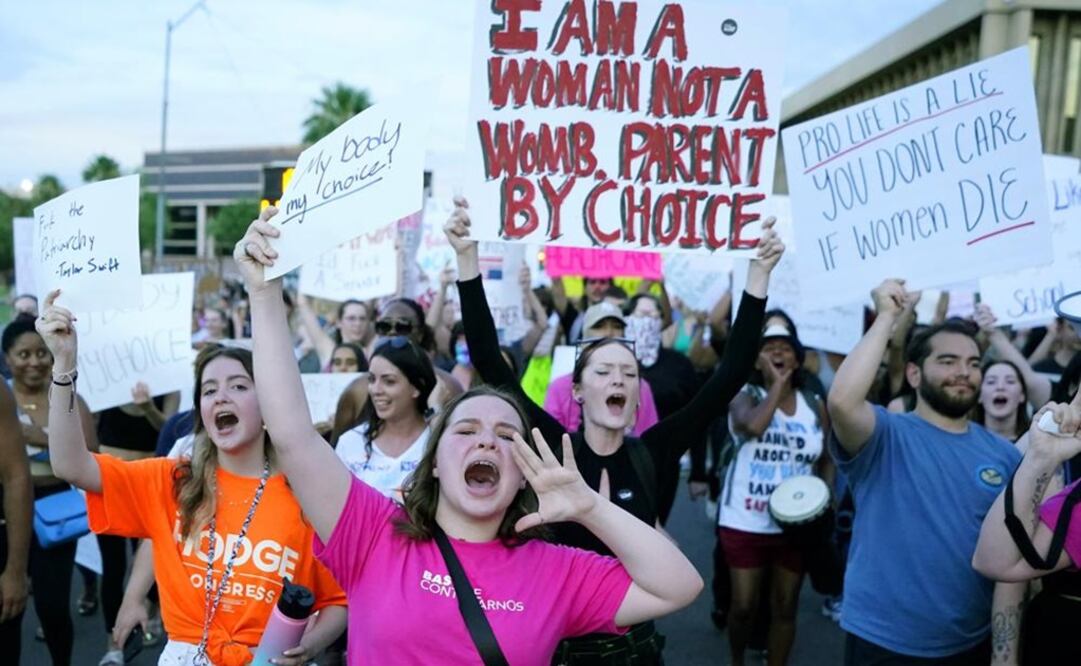 Los manifestantes gritan mientras se unen a miles que marchan alrededor del Capitolio después de la decisión de la Corte Suprema de anular el aborto. Foto: AP 