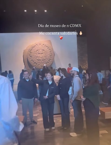 Fátima Bosch posa con visitantes del Museo Nacional de Antropología este domingo, 21 de diciembre.
Foto: Instagram, vía @fatimaboschfdz