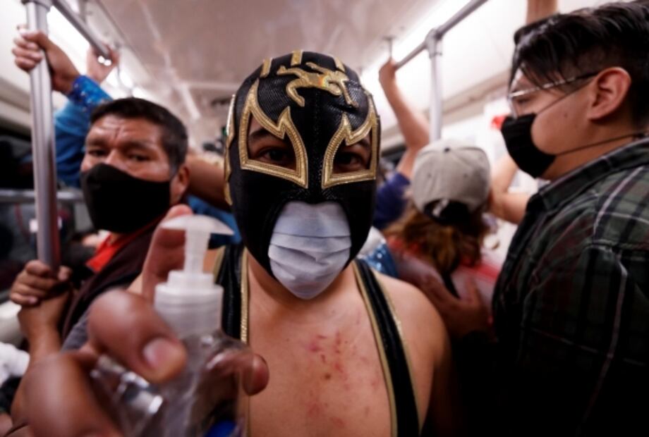 Del ring al Metro CDMX: luchadores castigan a usuarios que no usan cubrebocas y reparten gel antibacterial