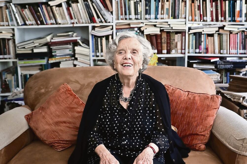 Elena Poniatowska celebra la reedición del libro Juan Soriano, niño de mil años (Seix Barral), calificada como la biografía más completa del artista jalisciense. En la imagen, la escritora fotografiada en su casa, en Chimalistac. Foto: JUAN CARLOS REYES.