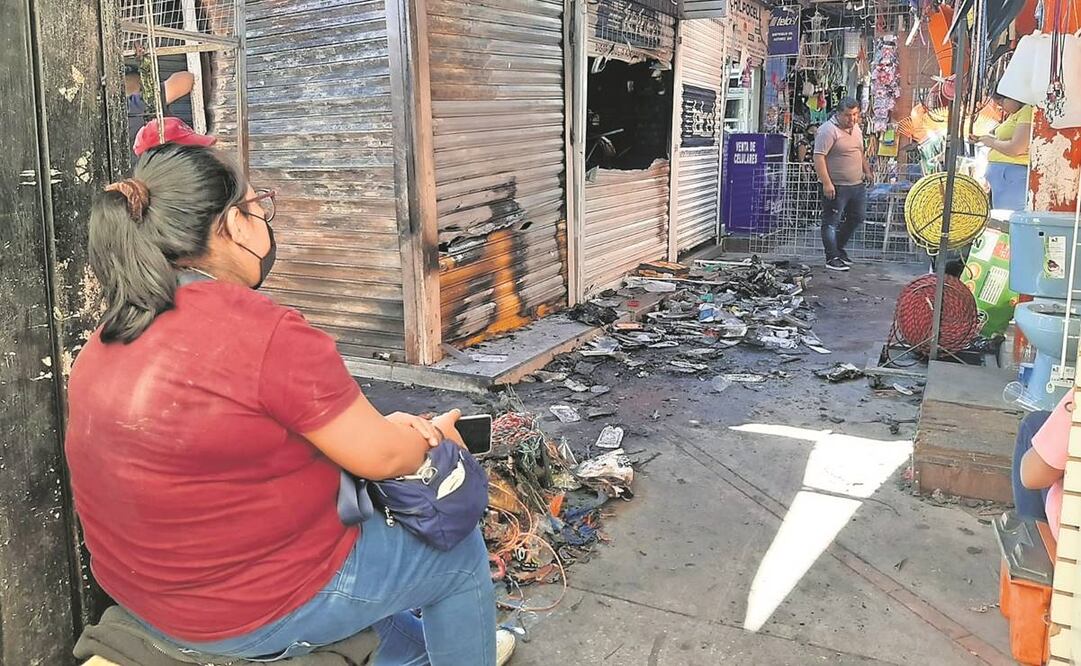 Una de las vendedoras afectadas observa con tristeza cómo quedó reducido a cenizas su patrimonio debido a las llamas.