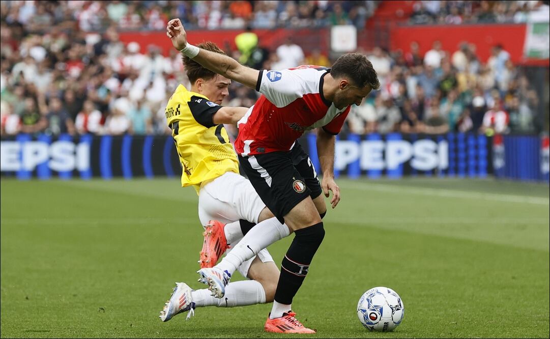 Santiago Giménez se lesionó y este sería el tiempo que podría estar fuera de actividad - Foto: EFE