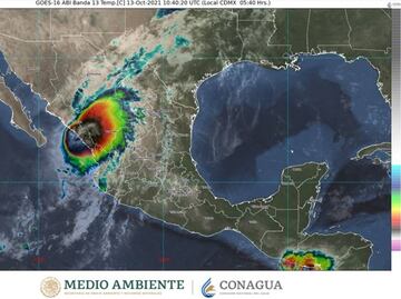 Como huracán otra vez, "Pamela" toca tierra en Sinaloa