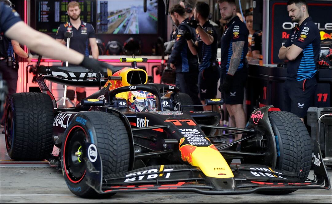 Checo Pérez a su salida de boxes en el Gran Premio de Brasil - Foto: AFP