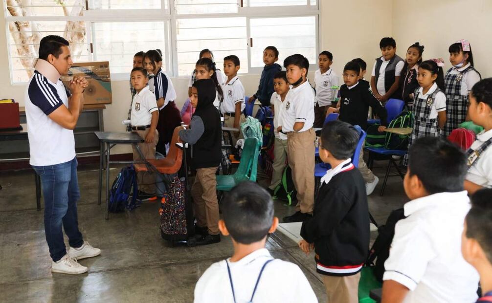 Inició oficialmente el nuevo ciclo escolar 2024-2025 y en Chiapas más de un millón 800 mil estudiantes de educación básica y otros niveles regresaron a clases este. De acuerdo con datos de la Secretaría de Educación Pública (SEP) más de 20 mil 745 escuelas de educación inicial, básica, media superior y superior, con más de 94 mil 650 trabajadores al servicio de la educación reanudaron sus labores. En la escuela primaria "Gabriela Mistral" perteneciente al municipio de Berriozábal los alumnos de primer año fueron recibidos con globos, aplausos y porras. Durante el homenaje de bienvenida a cargo del director Álvaro Prado se entonaron los himnos y también se hizo con el Lenguaje de Señas Mexicanas para aquellos alumnos con problemas auditivos. FOTO: Cuartoscuro