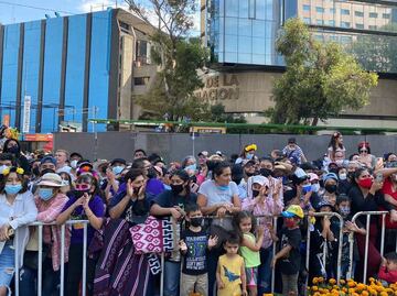 Capitalinos cumplen a medias protocolo sanitario en desfile por Día de Muertos