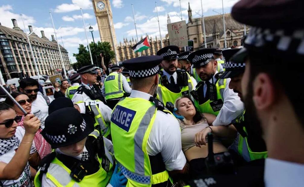 Agentes de policía detienen a simpatizantes de Palestine Action en Londres, Reino Unido. Foto: EFE