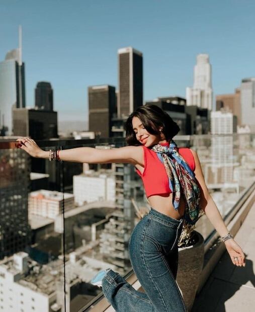 Ángela Aguilar enamora con playera Smiley y jeans acampanados