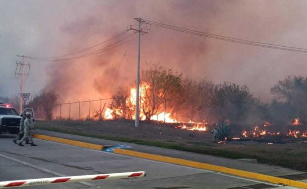 El incendio no afectaba las operaciones de las casetas de cobro, sin embargo, por prevención, fueron cerradas (04/03/2025). Foto: Especial