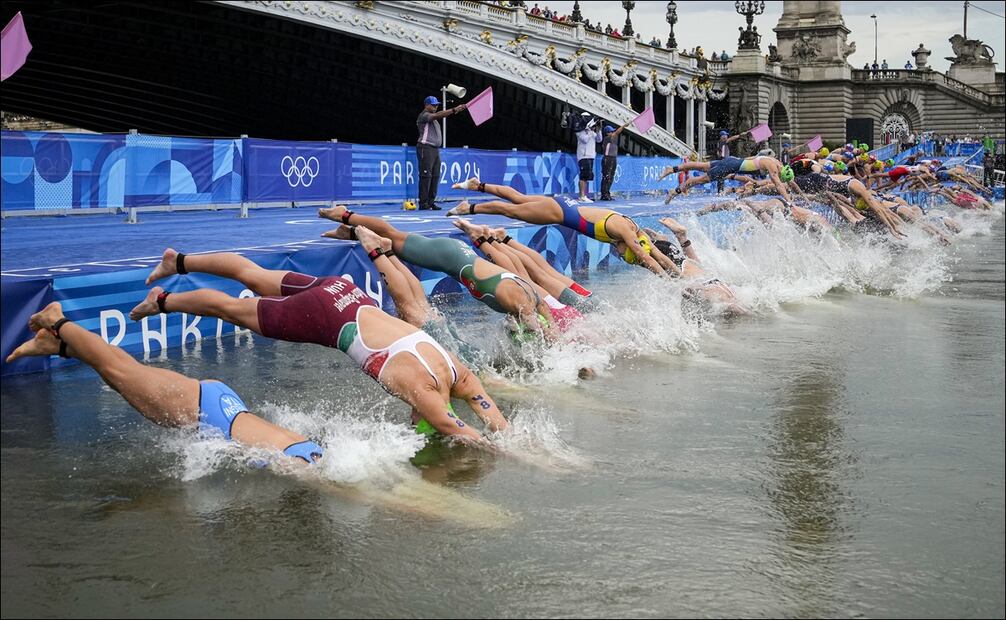El Río Sena recibió las pruebas de Triatlón pese a contaminación en sus aguas - Foto: AP