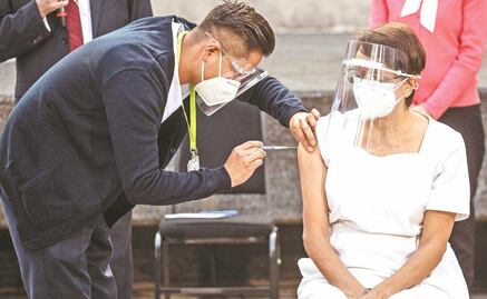 Dan fecha para tercera dosis de vacuna Covid-19 a médicos, enfermeras y militares