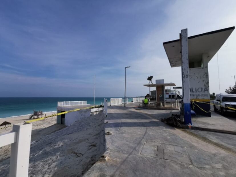 En playas de Cancún "se curan" del susto tras huracán Delta