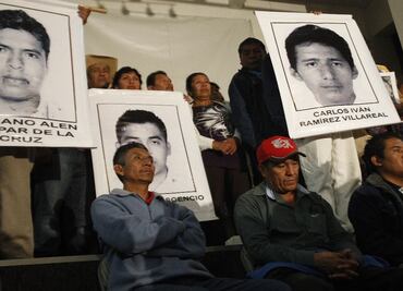Padres de los 43 piden investigar papel de Cienfuegos en desaparición de normalistas