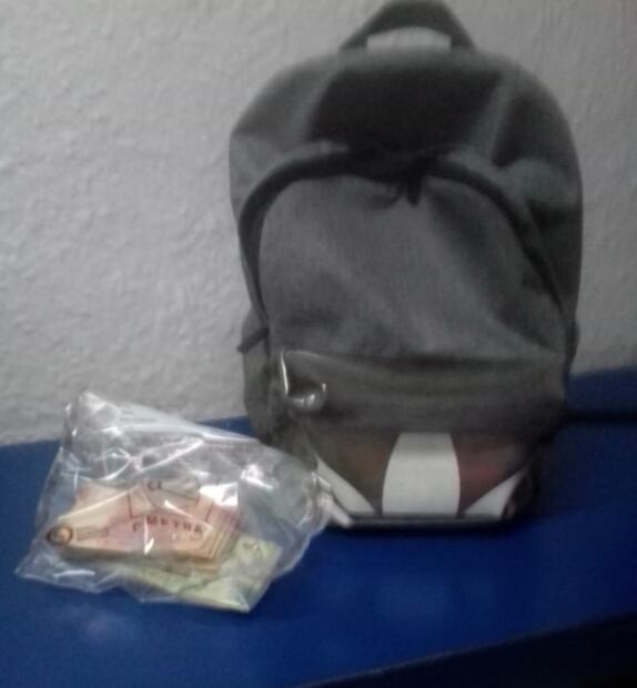 Usuario del Metro encuentra mochila con 10 mil pesos en estación Hidalgo y la entrega a policías 