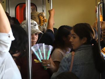 "Olores, calor y sudor", así se vive en el Metro de la CDMX la ola de calor