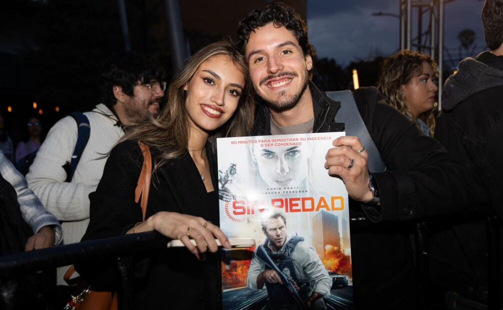 Chris recorrió la alfombra durante media hora y firmó autógrafos al grito de: “¡Chris, hermano, ya eres mexicano!”. Foto: Hugo Salvador / EL UNIVERSAL