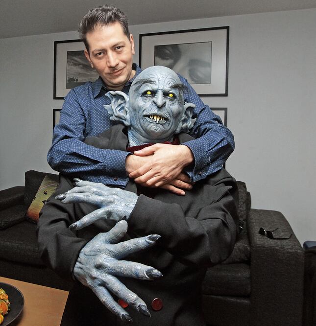 Cuenta que durante un año durmió en un ataúd, en donde hoy descansa este vampiro (CARLOS MEJÍA. EL UNIVERSAL)