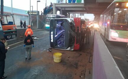 Volcadura de transporte público deja nueve pasajeros lesionados en Guadalupe, Nuevo León
