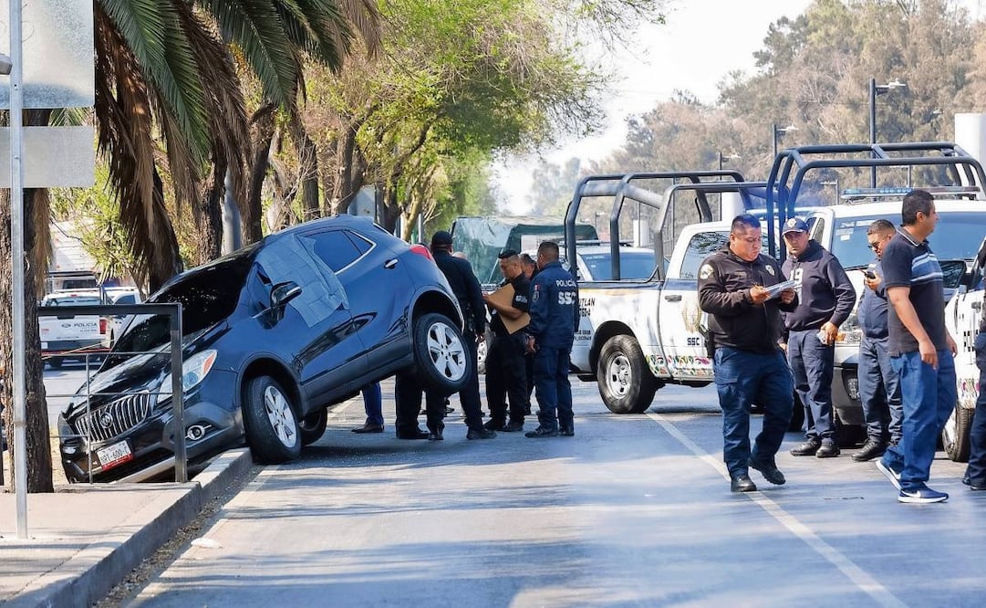 Tras los disparos, el conductor identificado como Irvin perdió el control del vehículo y se impactó contra el camellón central de la vialidad; perdió la vida en el lugar. Foto: Osmar Alvarado / EL UNIVERSAL
