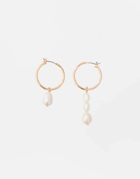 Alerta tendencia: los aretes de perlas y conchas son el must have perfecto para verano