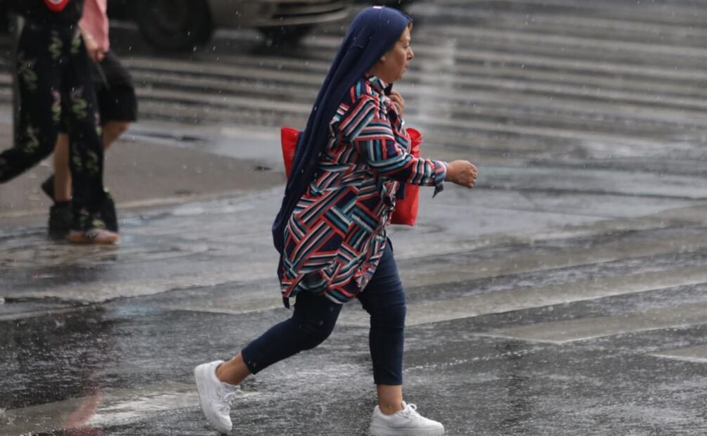 La lluvia sorprendió a los capitalinos (Foto: Carlos Mejía/ EL UNIVERSAL)