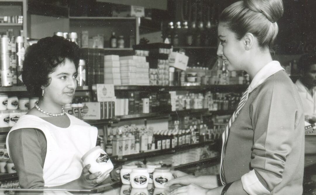 Desde la antigüedad hombres y mujeres han buscado la belleza a través de productos y métodos milagrosos que prometen una solución fácil y rápida para mejorar la apariencia. Con el paso del tiempo y los avances tecnológicos, estas ofertas se han multiplicado en numerosos tratamientos para cubrir todas las necesidades, no siempre con los mejores resultados. Colección Carlos Villasana.