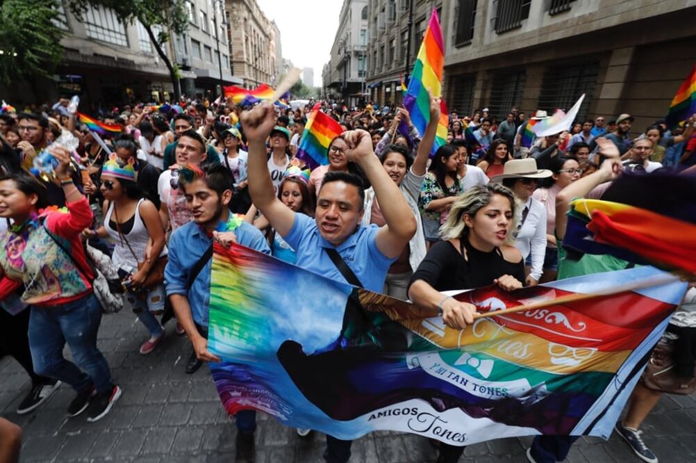 Marcha del Orgullo de la Comunidad Lésbico, Gay, Bisexual, Transexual, Transgénero, Travesti e Intersexual (LGBTTTI) en el Zócalo capitalino. Foto Irvin Olivares