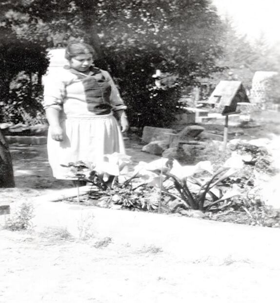 Mujer viuda mirando la modesta tumba de su esposo en alguna zona rural. Años 30. Col. Carlos Villasana.