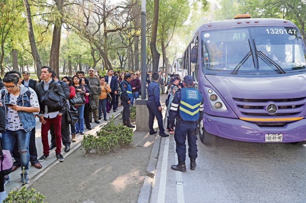 En Paseo de la Reforma, a la altura del metro Auditorio, los capitalinos sufrieron para llegar a sus centros de trabajo debido a que las unidades de la nueva ruta del transporte, hasta el momento, resultaron insuficientes. (LUCÍA GODÍNEZ. EL UNIVERSAL)