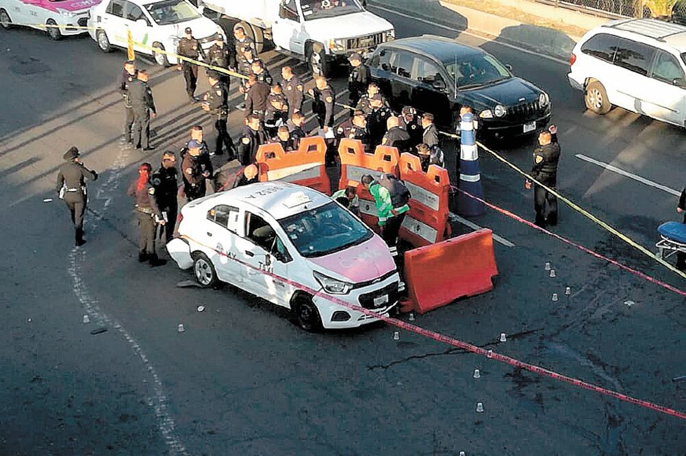 Violencia en la calle. Sobre la avenida Central, en la alcaldía Gustavo A. Madero, quedó la unidad de transporte público involucrada en el hecho delictivo. Foto: ESPECIAL