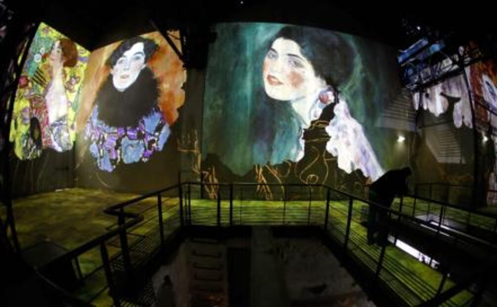 "El Beso" de Klimt cobra vida en París