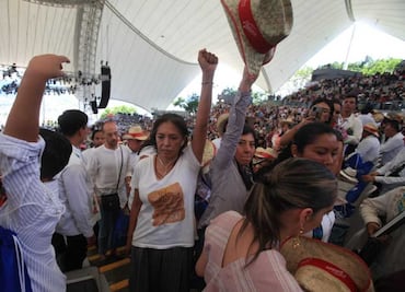 Gobierno de Oaxaca celebra a pueblos indígenas con la Guelaguetza, pero violenta a cineasta mixteca y a fotógrafo de EL UNIVERSAL