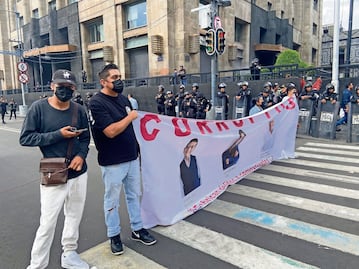 Con bloqueos exigen liberar a ambulante