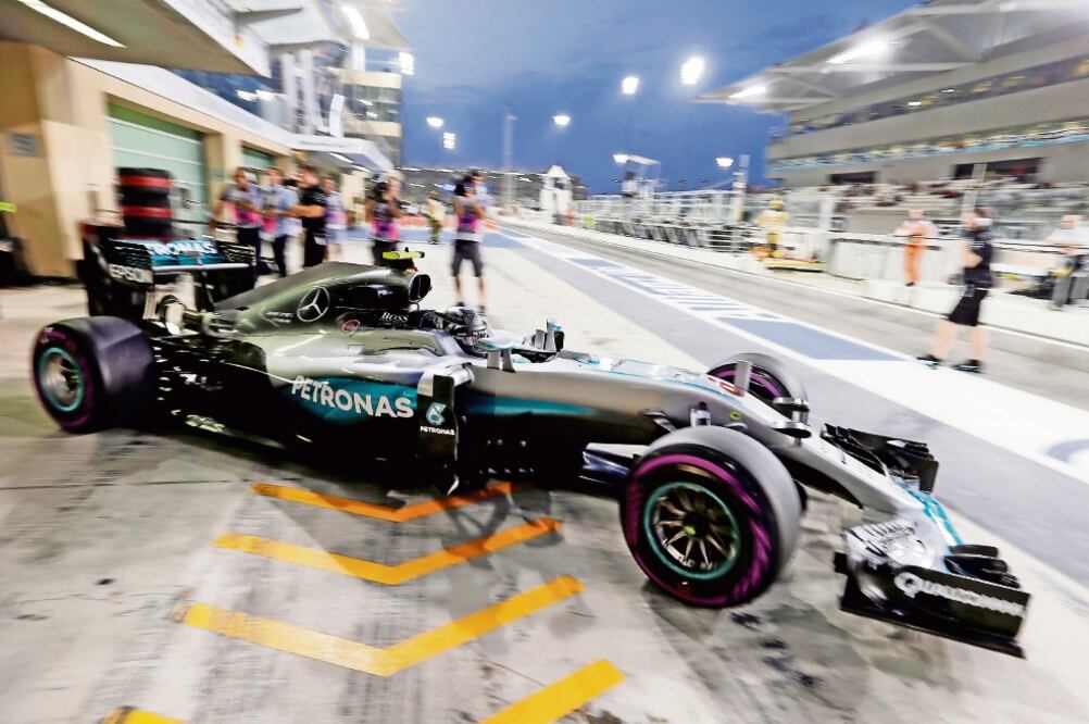 Nico Rosberg asegura que no saldrá con una estrategia conservadora para coronarse, como muchos piensan (HAMAD I MOHAMMED. REUTERS)