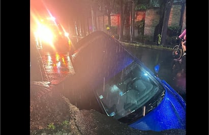 VIDEO: Socavón en Tlalpan se come vehículo particular; “no hay lesionados”, dice la alcaldía