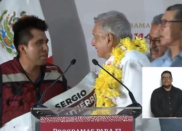 Joven sube a estrado en evento de AMLO y le pide apoyar a Adán Augusto