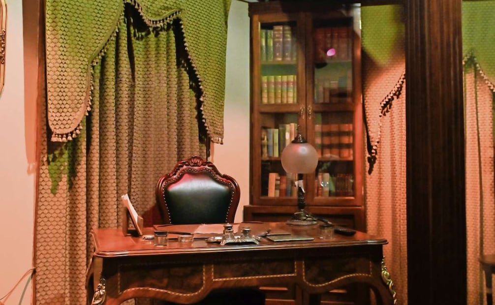 Entre los papeles, fotografías, papeles y premios que se exhiben, destaca su escritorio. Foto: Yanet Aguilar Sosa / EL UNIVERSAL