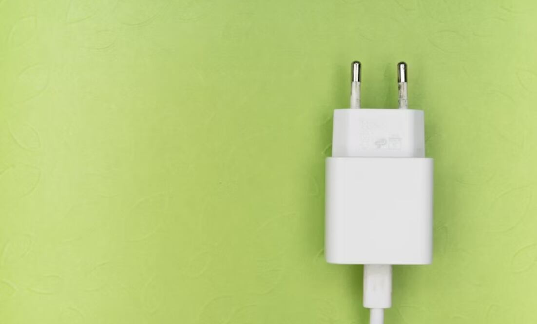 Por qué no deberías dejar tu cargador conectado todo el tiempo. Imagen: Unsplash