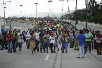 Normalistas bloquean Autopista del Sol