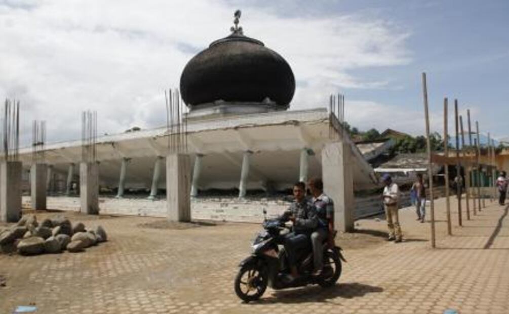 Sismo deja 93 muertos en el norte de Indonesia