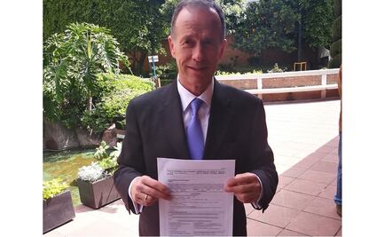 Luege entrega solicitud de candidatura independiente para CDMX