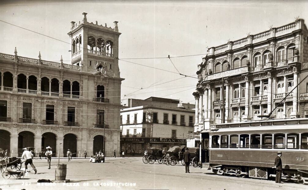 Una postal cercana a 1915 en la que se aprecian el antiguo Palacio del Ayuntamiento y el Centro Mercantil desde la Plaza de la Constitución, en el Zócalo capitalino. Col. Villasana-Torres