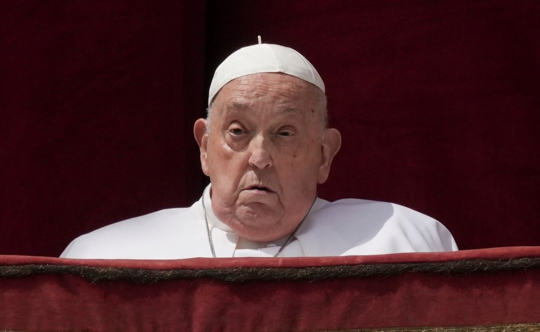 El papa Francisco en el pabellón central de la basílica de San Pedro para dar la bendición Urbi et Orbi (para la ciudad y para el mundo, en latín) al finalizar la misa de Pascua en la Plaza de San Pedro, el domingo 20 de abril de 2025, en el Vaticano. Foto: AP