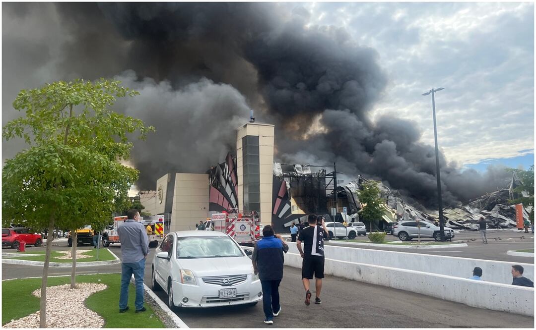 El incendio en la plaza comercial desplomó las instalaciones de un negocio de esparcimiento y un casino, por lo que varios vehículos quedaron atrapados entre los escombros y Alejandro “N”, de 39 años de edad, tuvo que ser trasladado por quemaduras (16/01/2025). Foto: Javier Cabrera Martínez / EL UNIVERSAL