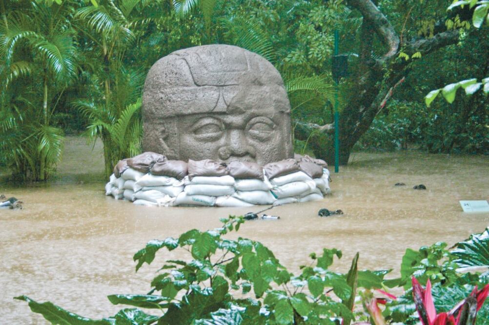 En 2007, las cabezas olmecas del Parque Museo de la Venta, en Tabasco, quedaron inundadas después de las históricas inundaciones en Villlahermosa. (ARCHIVO EL UNIVERSAL)