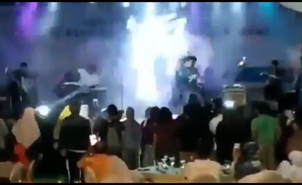 Muestran video del momento en que tsunami arrasa en concierto de Indonesia