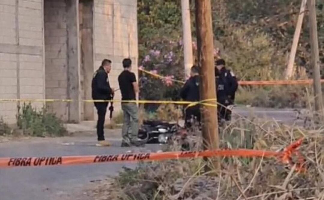 Al sitio acudieron corporaciones policiacas y cuerpos de emergencia, quienes encontraron al oficial tendido sobre la calle con heridas por proyectil. Foto: Especial