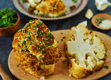 Receta de coliflor rostizada con aderezo de yogurt